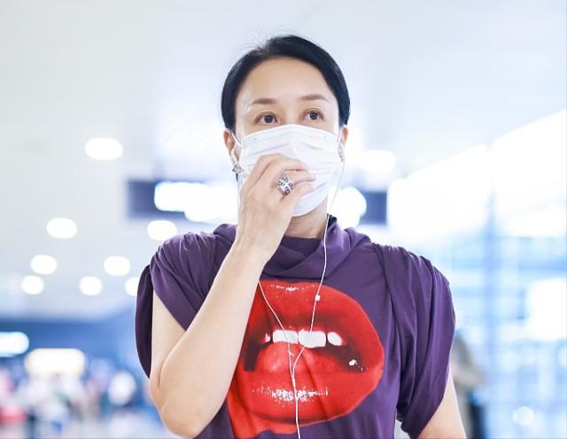 那姐太厉害了，嘻哈风也能轻松穿搭，不愧是火了这么多年的人