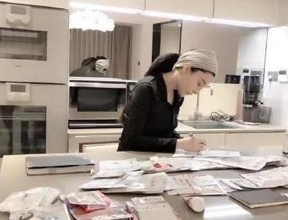 范冰冰面膜香港首发遭排队哄抢？网友：给我200块我也去排队