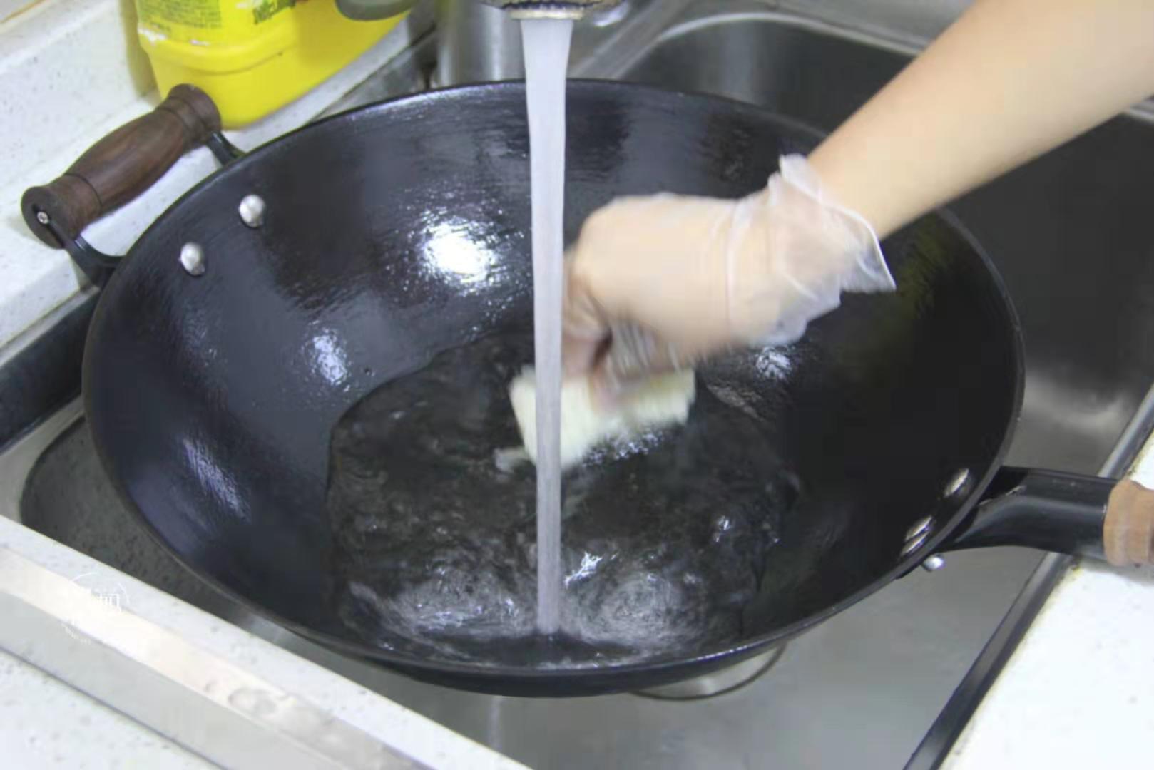 铁锅如何开锅？拿到别直接用，教你开锅，不粘锅不生锈寿命长