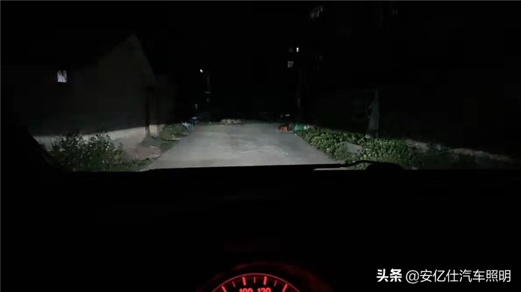 飞度改装前大灯位置稍差,飞度改装透镜大灯