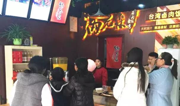 卤肉饭一个月挣多少钱,90后小伙辞职赚多少钱