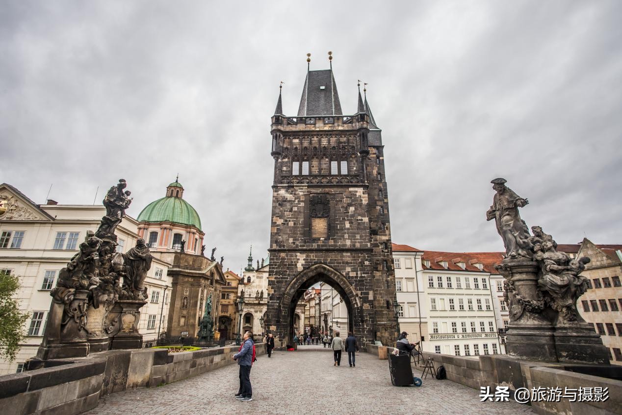 查理大桥雕塑作品介绍 (查理大桥的雕塑)