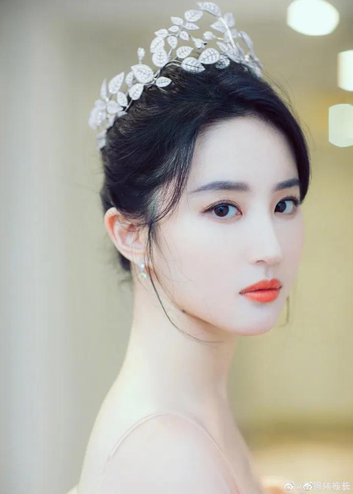 他画遍所有明星，画谁像谁，肖战、热巴、刘亦菲眼神看醉了