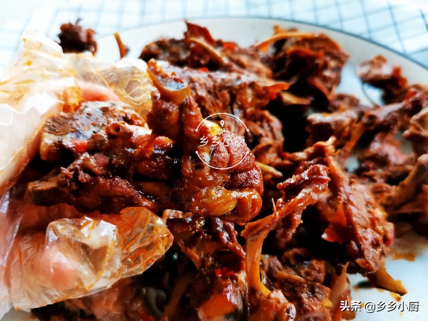 鸡锁骨这么做，色泽红亮，麻辣鲜香，网友直呼太馋人了，求做法