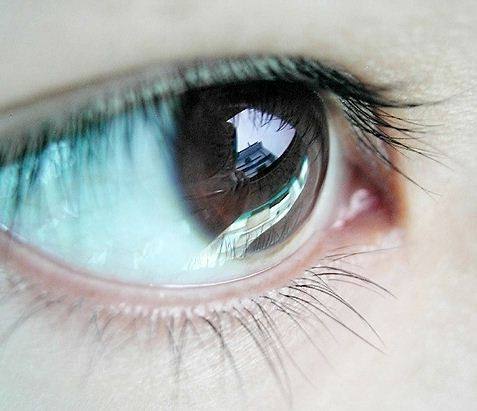 早上起来被自己眼睛吓到,眼周围的脂肪粒会自己消除