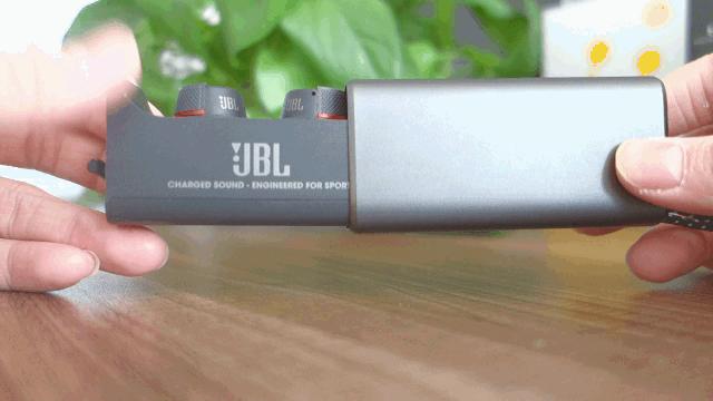 jbl与安德玛联名耳机隐藏功能,jbl安德玛联名耳机和airpods