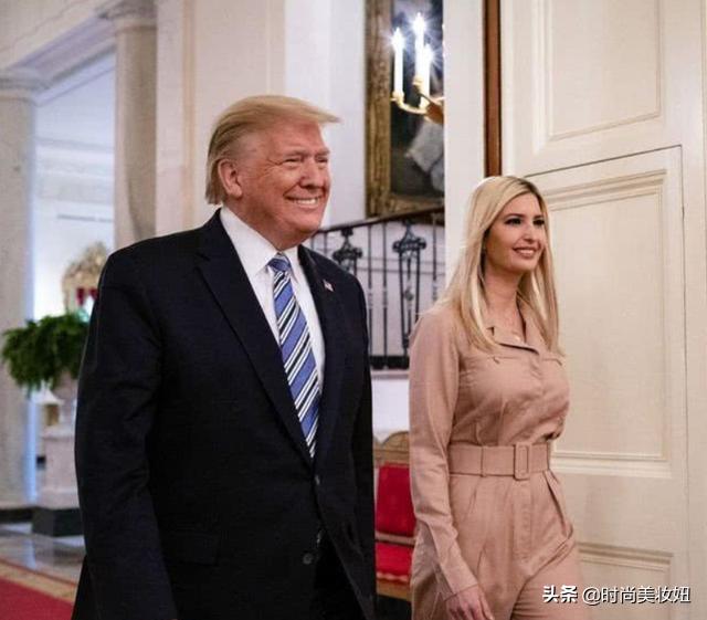 伊万卡最新亮相穿得太少女了 (伊万卡穿吊带紧身裙出席活动照片)