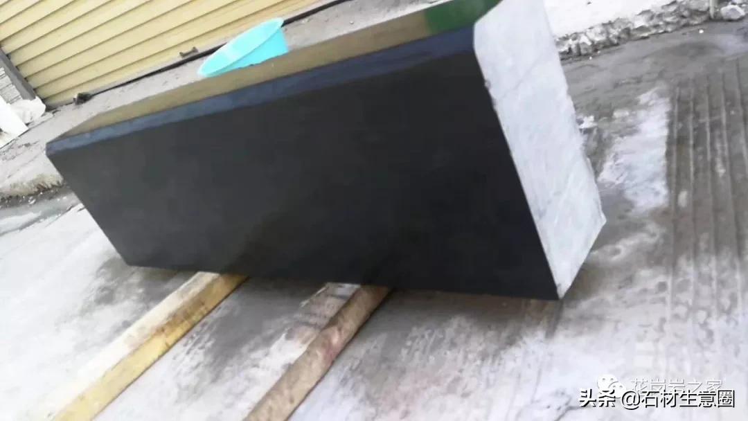 黑色花岗岩辐射大吗,深褐色花岗岩石材