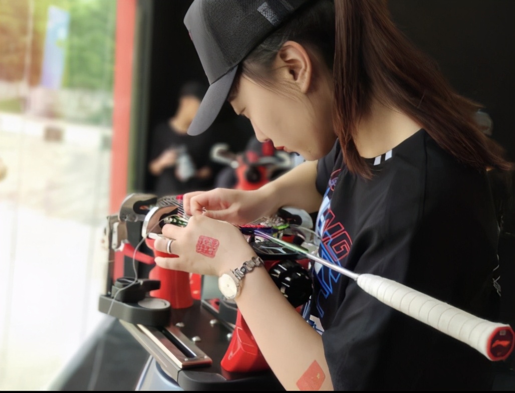 羽毛球职业联赛靠什么盈利,羽毛球职业选手一个月能赚多少钱