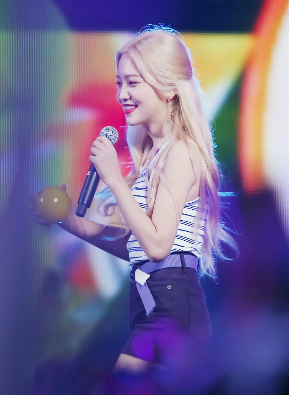 她是韩国大势女团忙内,穿宝蓝牛仔连体裤出镜,背头更显精致五官