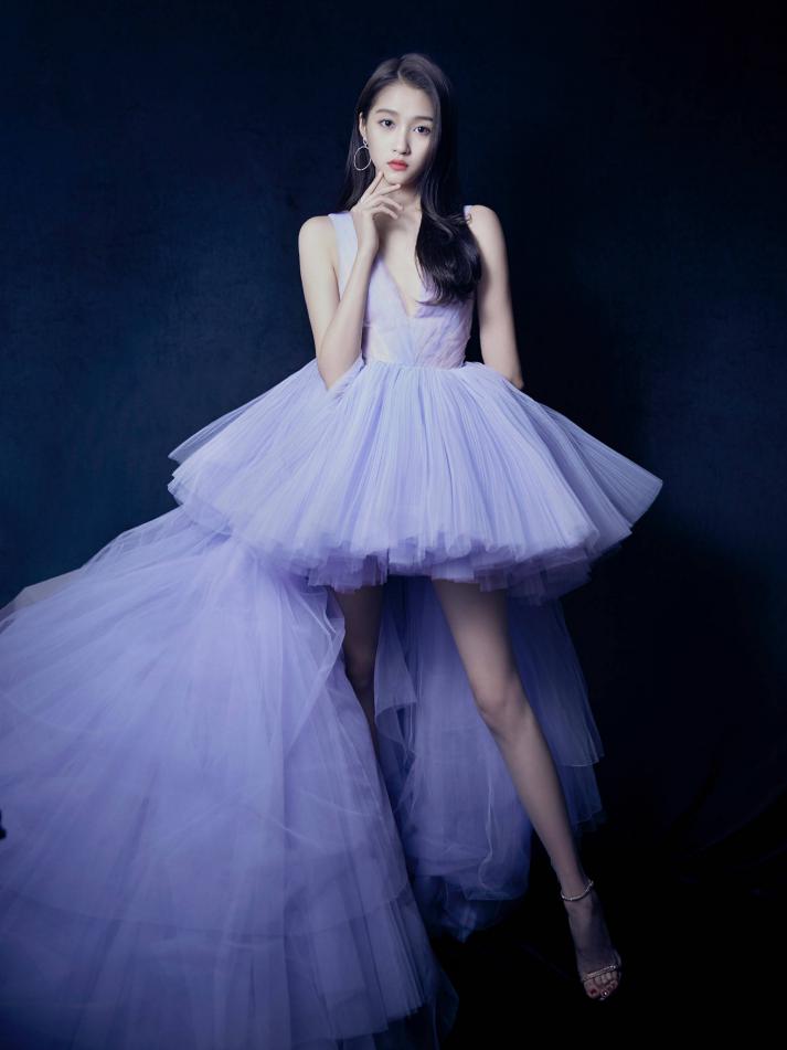 关晓彤闪光吊带裙look新鲜出炉,关晓彤黑纱裙出席活动