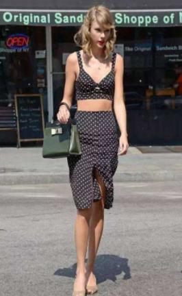 明星内衣秀：杨幂、赵丽颖、孟美岐，网友：都输给了45岁的她