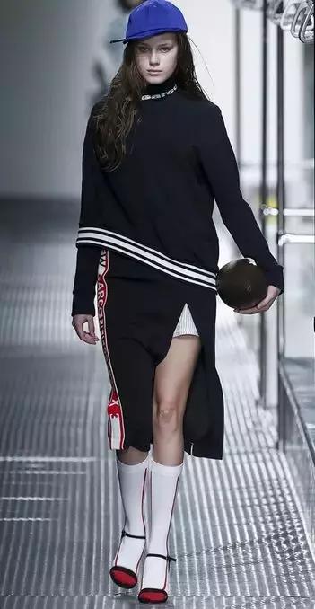 国潮这回对味儿了,不看logo还以为是巴黎世家!