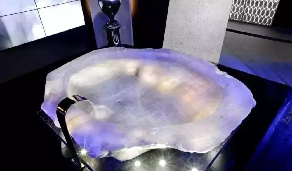 来，我请你洗澡，小编有个“价值10000000的石材浴缸”