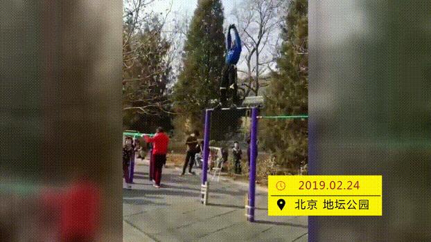 大爷单杠大回环摔下,北京大爷大妈单杠大回环原视频