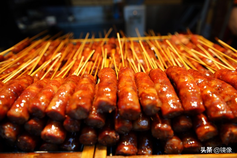 吃面吃出一根线,一男子吃面吃出蛆