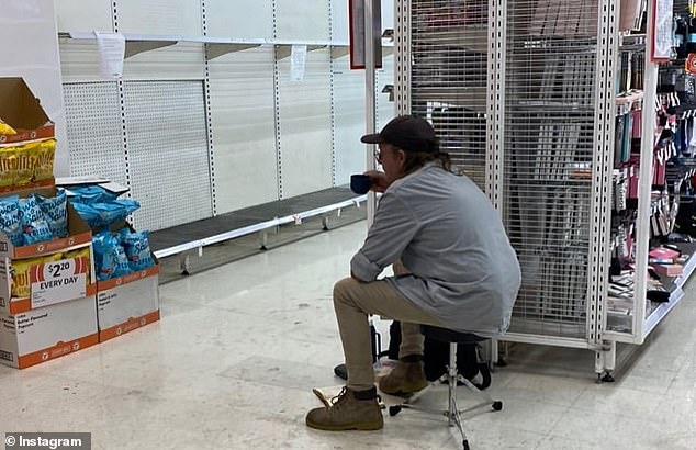 澳男子三买厕纸未果,竟在超市“安营扎寨”,喝着茶坐等商品上架