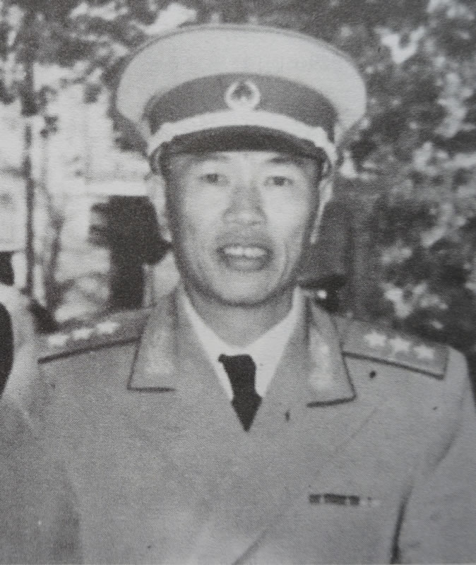 邓华缴获五箱“白金龙烟”,只给主席一支,主席笑他:财不露白啊