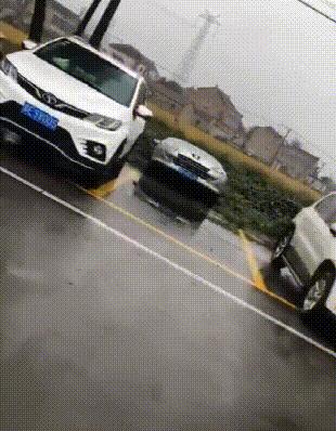 搞笑gif趣图兄弟们来跟我一起摇摆,大哥搞笑动图gif