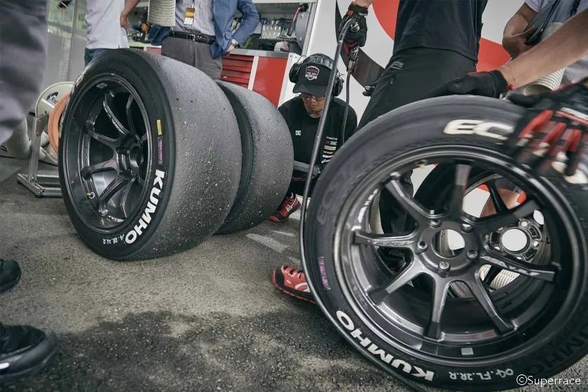 速赫锐驰2021赛季揭幕，锦湖轮胎翼驰达赛车队出场