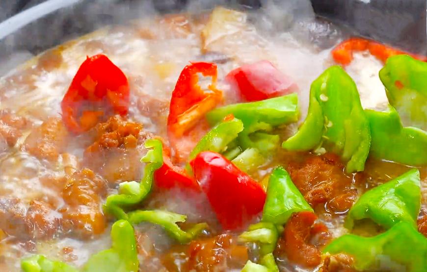 最近很火的黄焖鸡，大厨教你正宗做法，学会后再也不用点外卖了