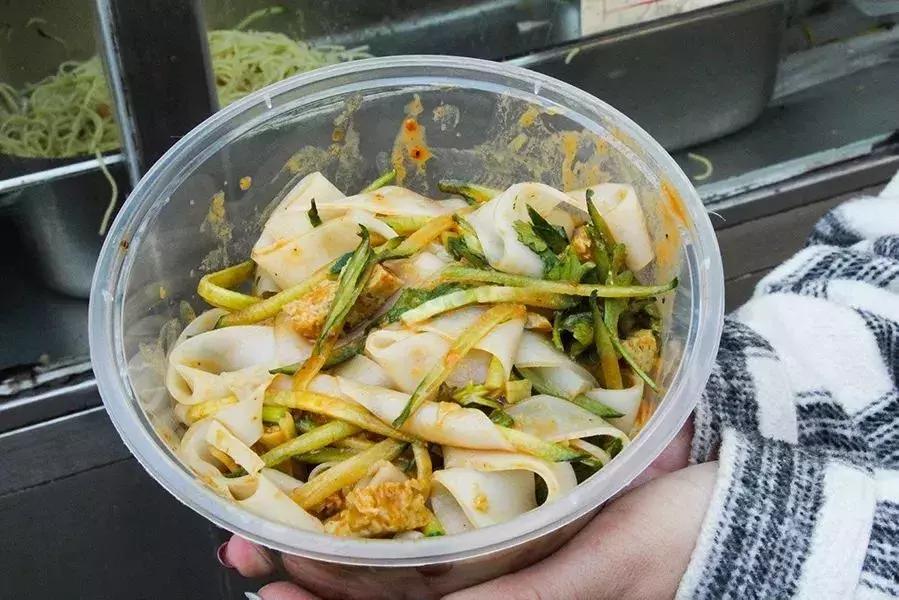 天津特色美食天津煎饼果子 (天津风味小吃三绝)