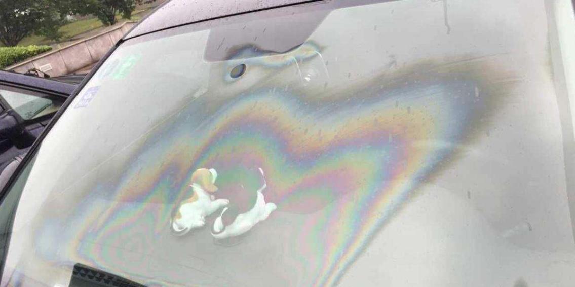 前挡玻璃下雨刮不干净模糊,汽车前挡玻璃刮不净感觉有一层油