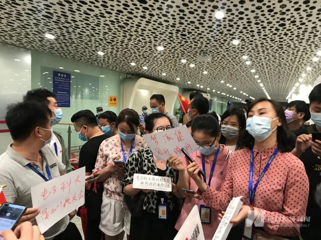 昨晚到家!孟晚舟胸前一个细节冲上热搜!