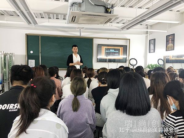 从培训学校学化妆能学会吗,学化妆去哪里的化妆培训班好