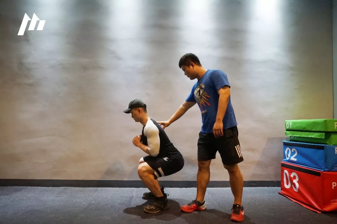 深蹲前掌离地怎么办,深蹲时脚后跟离地