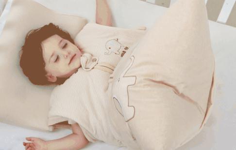 宝宝半夜满床打滚怎么回事,宝宝晚上睡觉满床打滚是怎么回事