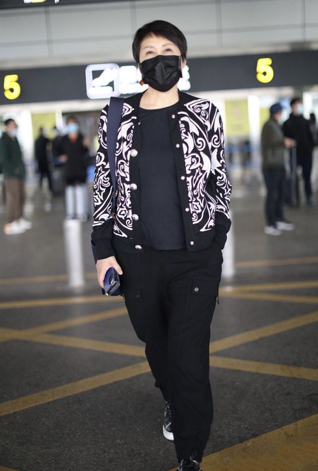 张凯丽港风复古造型,张凯丽深蓝色牛仔裤