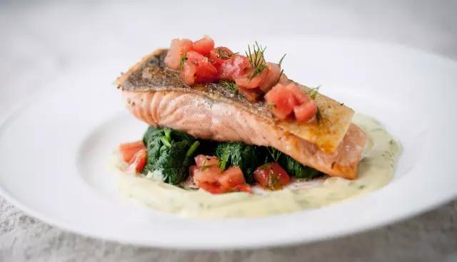 三文鱼应该怎么吃才是正确的,三文鱼怎么做给三岁宝吃