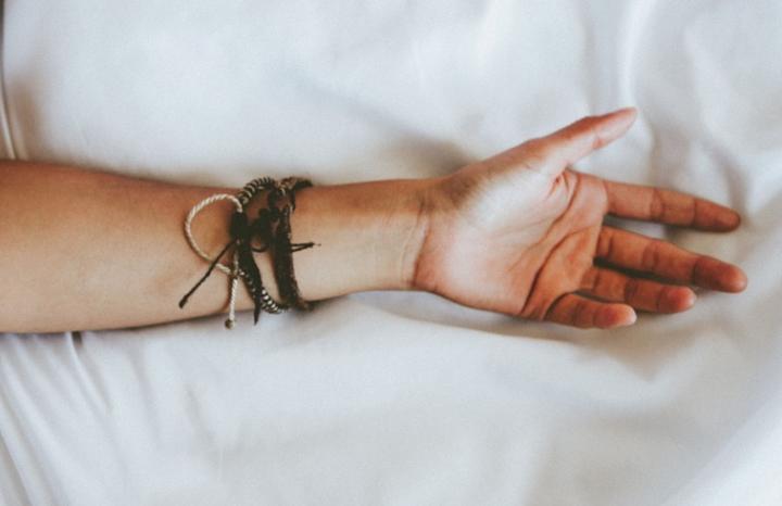 高血糖引起手臂疼痛是啥病,左手大拇指和食指发麻和高血糖