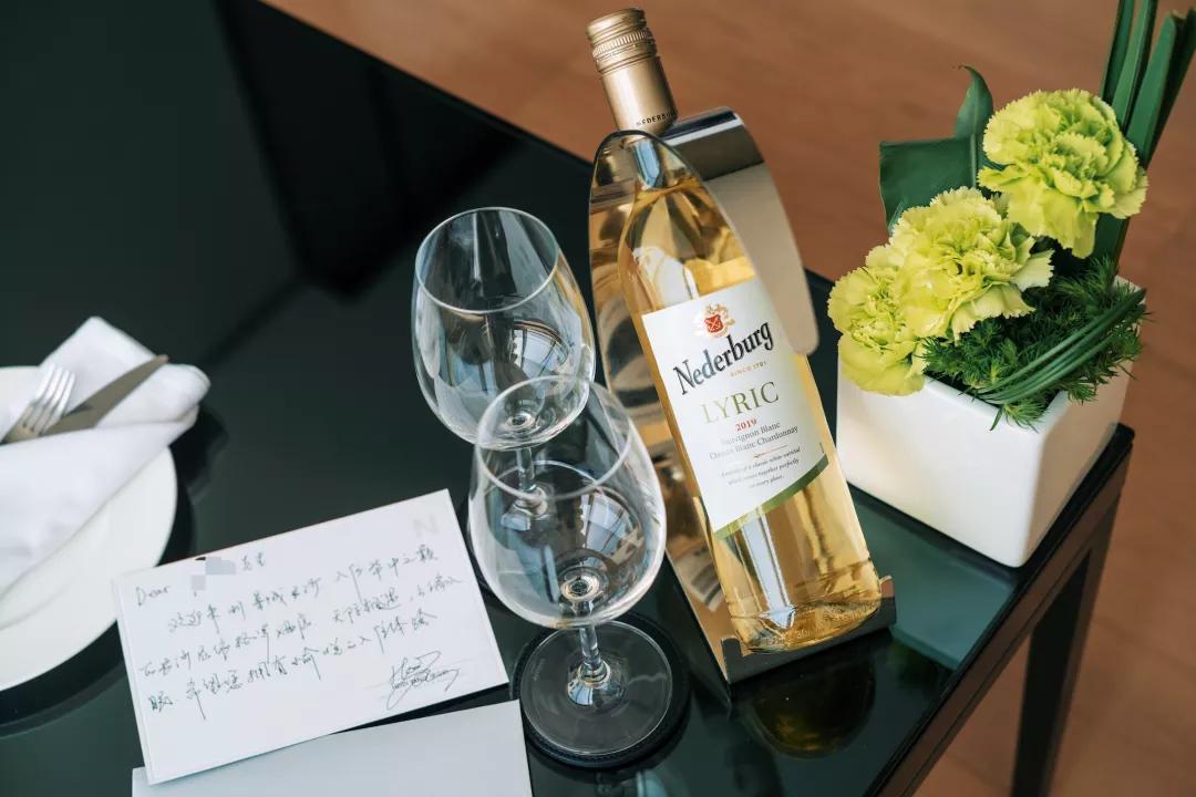 把繁华踩在脚下,将吃喝囊括周边。去长沙要住地标里