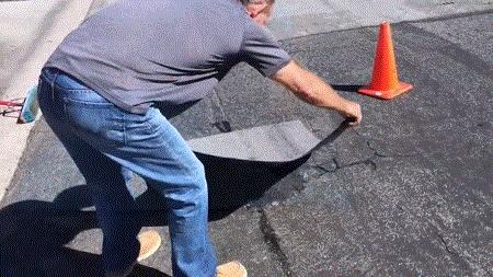 修马路不灌水泥,美国人直接用胶布,这是什么“智障”操作?