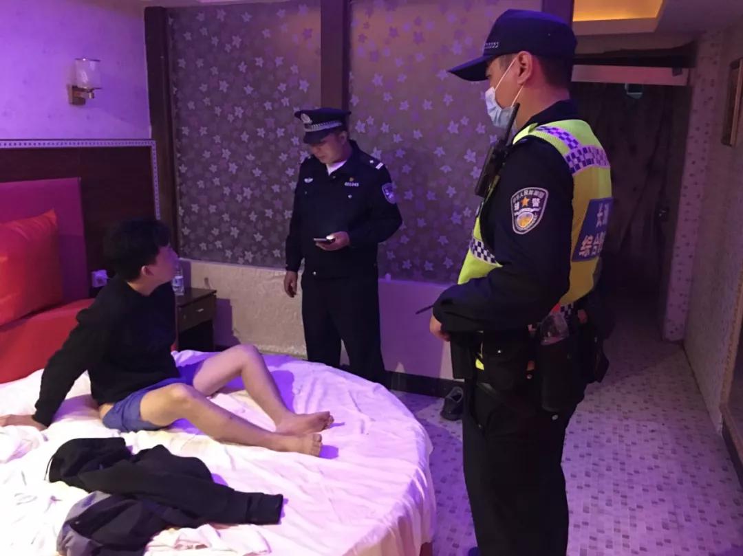 凌晨出动开展夜查行动,警方星夜清查风暴