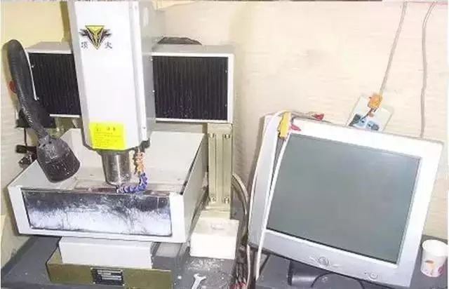 一眼鉴别是不是玉,怎么判断玉石是机雕还是手雕