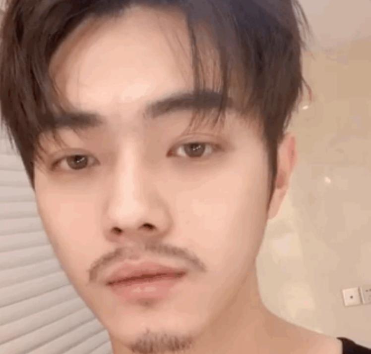 许凯起床素颜,许凯内心被粉丝夸的无比开心