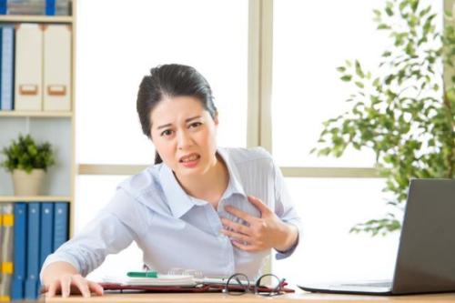 心脏持续胸闷气短是什么原因,心脏什么问题会引起胸闷呼吸困难