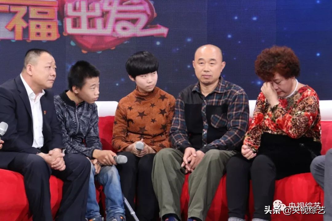 快递小哥感动一幕,帮助脑瘫兄妹的快递小哥