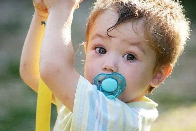 给宝宝用安抚奶嘴影响长牙吗,给宝宝用安抚奶嘴嘴巴会凸吗