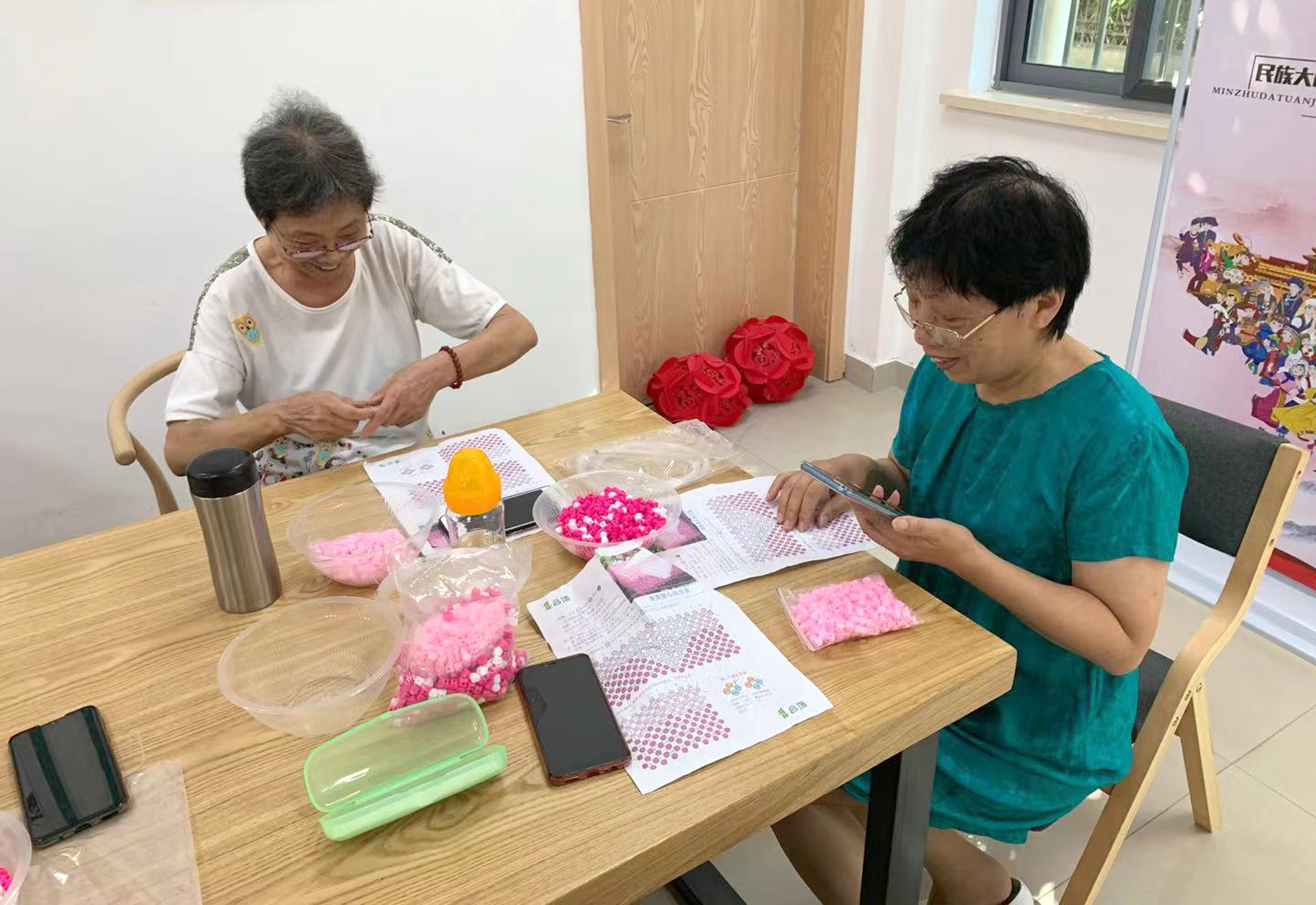 社区老人手工创意作品,社区老人手工串珠