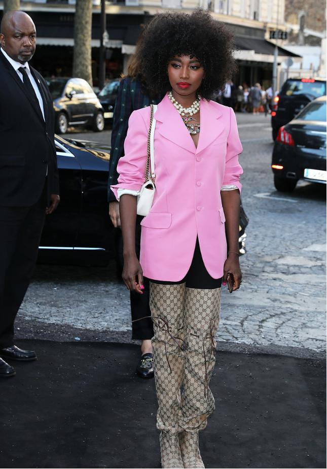 真正懂时髦的女人春天很少穿深色,懂时尚的女人都擅长配色