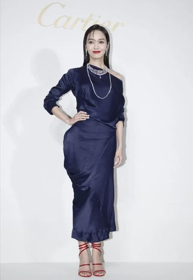 41岁侯佩岑穿衣搭配,侯佩岑穿短裙子照片