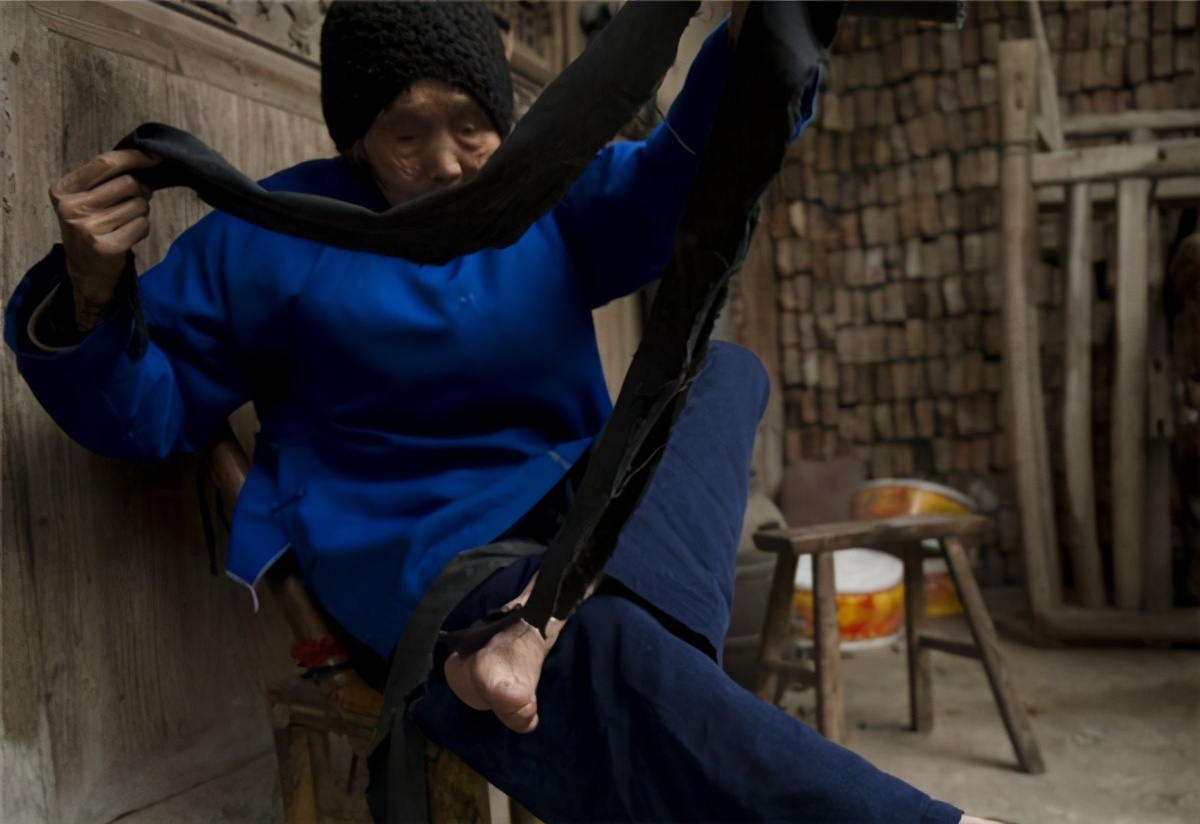 她15岁靠三寸金莲嫁入豪门,15岁女子靠三寸金莲嫁入豪门