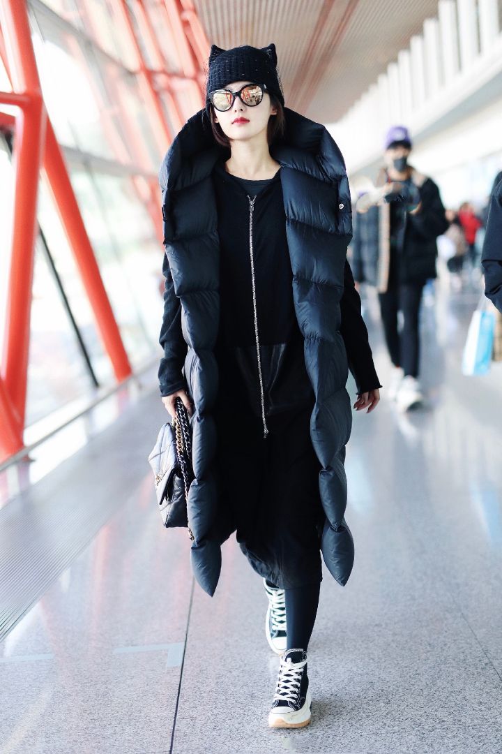 张嘉倪穿搭回归现实,张嘉倪现身机场走路带风御姐全开