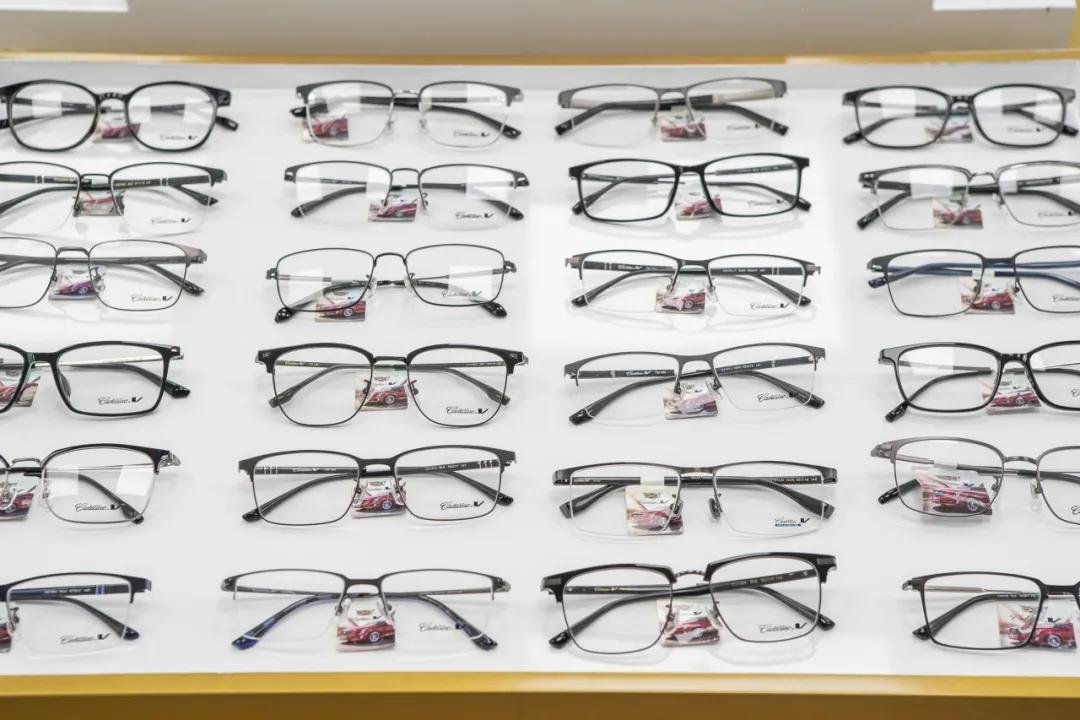蔡司依视路眼镜店一般打几折,眼镜店蔡司依视路几折
