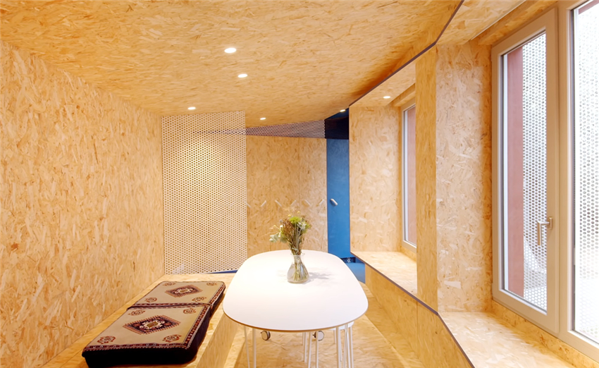 她买下26㎡自行车棚，将屋内铺满欧松板，一个人越住越舒服