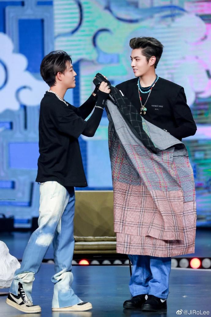 丧病升级！爆吴亦凡诱骗少女成产业链，团队拉皮条兄弟共享？